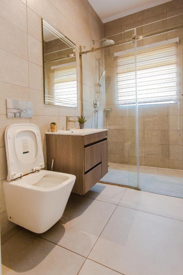 Accra Luxury Apartments @ Pine Court ภายนอก รูปภาพ